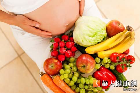 鄭秀英營養師提醒，孕婦每天攝取量應以3至4份為宜，避免過量，造成血糖值上升，導致肥胖和妊娠性糖尿病。