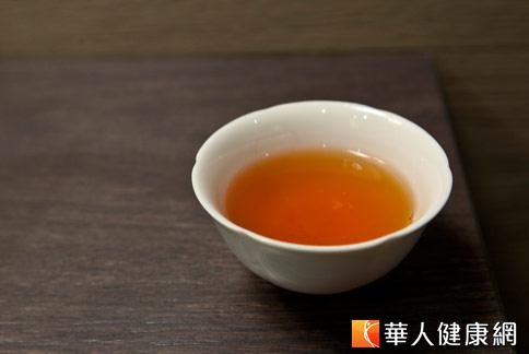 烏龍茶深受台灣人喜愛，色澤如琥珀，品茗後口中留茶香。（攝影／黃志文）