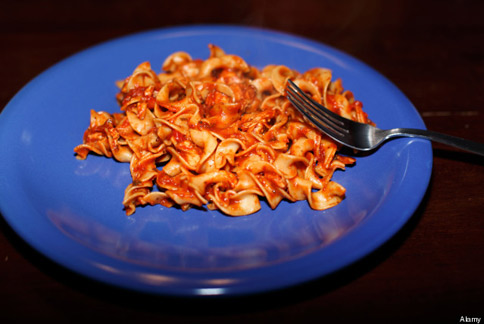 使用與食物顏色強烈對比的餐盤，可以經由視覺感官影響讓人食量變小。（圖片／取材自美國《赫芬頓郵報》）