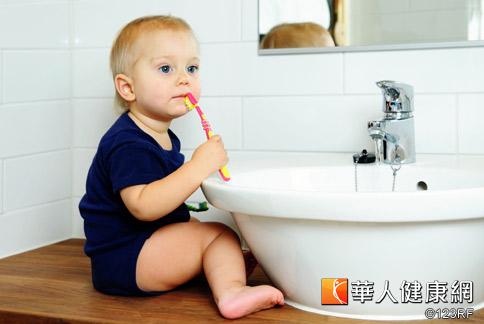 幼童常以玩耍的態度刷牙，容易因刷不乾淨而引發齲齒，牙醫師建議家長應從旁指導和監督。