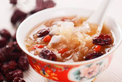 準備銀耳、山藥、蓮子、枸杞、紅棗等食材自己煮一碗滋腎美白淡斑甜湯，對抗老美白相當有幫助。（圖片提供／張文馨醫師）