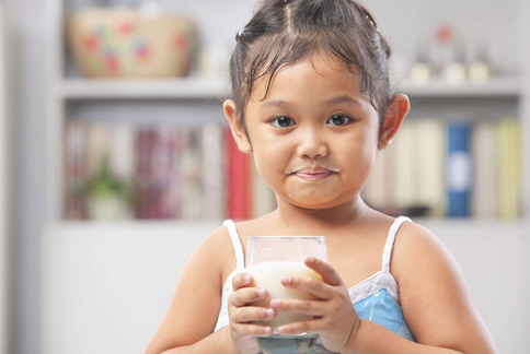 早餐喝豆漿有助於幼兒成長發育，尤其是能提供腦部發育所需營養，提升學習注意力和記憶力。