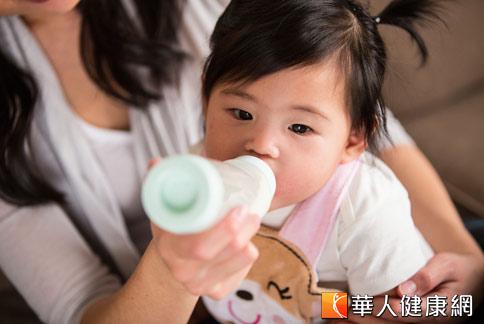 營養師建議媽媽可以爲一歲以後的幼兒，選擇含有益菌、乳鐵蛋白、免疫球蛋白的成長奶粉，加強寶寶免疫力。