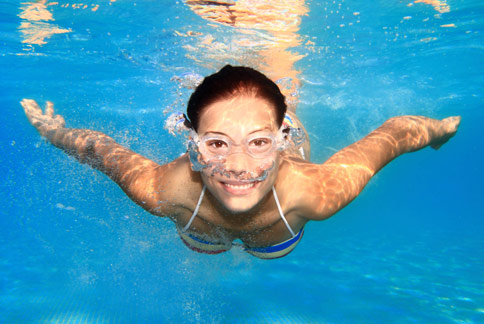 有五十肩困擾的人，不妨利用蛙式游泳來進行復健。