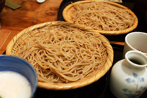 日式料理中的蕎麥麵不但有豐富營養成分，更是夏日幫助燃脂瘦身、吃了不怕胖的輕食之一。（圖片／取材自維基百科）