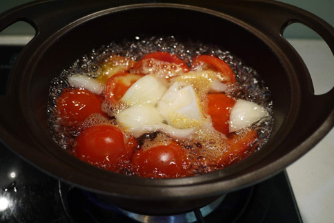 將蔬菜放在鍋子內加水約1200ml的水煮熟，並加入適量黑楜椒調味。（圖片提供／營養師趙函穎）