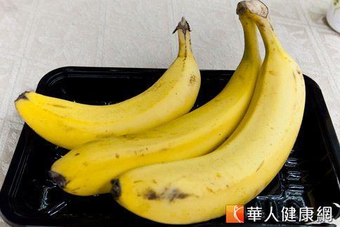 香蕉有豐富營養，包括維生素B群、鉀離子，可以有助於消除泡泡眼。（圖片／資料照片）