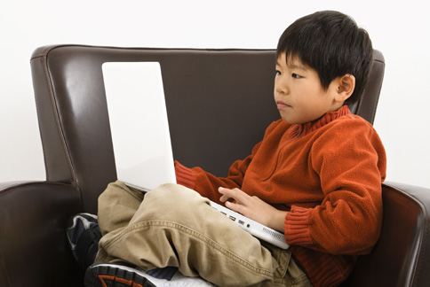 小孩暑假愛待在家上網玩遊戲，小心可能「電玩背」上身。