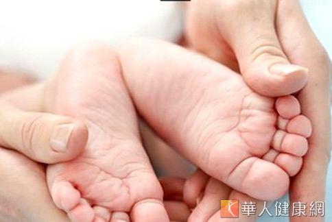 寶寶在母體內至剛出生，幾乎都有一點O型腿，屬於正常生理現象。