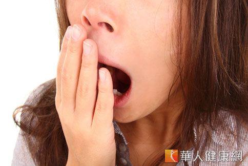 口臭的原因很多，但牙醫師認為主要仍與口腔衛生有關。