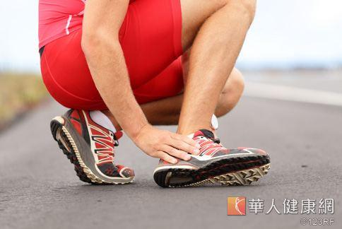從事跳繩前記得先做好暖身運動，以免拉傷或造成膝關節傷害。