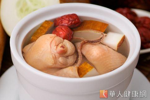 冬天來一碗熱呼呼的「黃耆美胸雞湯」，不僅可暖和身體，也能達到豐胸的效果。圖為湯品模擬畫面。