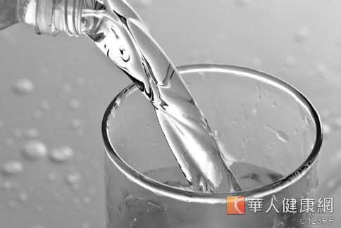 水是最健康的飲料，可以幫助排毒、減少肝臟負擔。