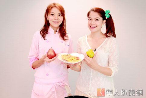 烘焙達人杜佳穎（左）與柯念萱（右）親自示範「西洋梨蔬果煎餅」輕食料理。（攝影／賴羿舟）
