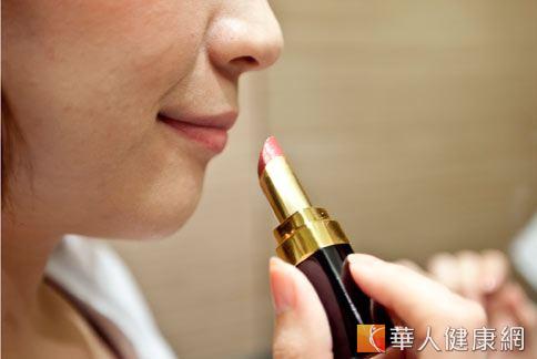 口紅是現代女性必備的一項化妝品，但研究發現其內含的重金屬可能導致胃癌。（圖片／本網站資料照片）