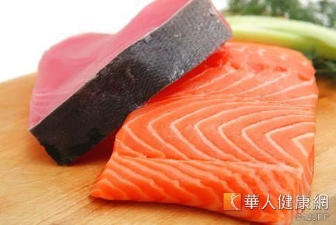 鮭魚、鮪魚等大型深海魚類，體內可能會含有較多汞，但孕婦偶爾吃並不會有太大的負面影響。