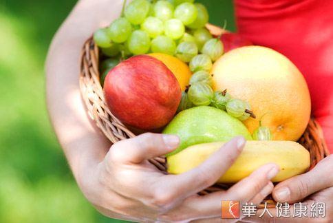每天至少攝取1~2種水果，富含維他命C的水果還有抗氧化功能。