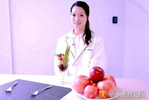 營養師蘇宜君（如圖）強調，細嚼慢嚥的吃蘋果，可以加速代謝，減少腹部肥胖出現。（攝影／賴羿舟）