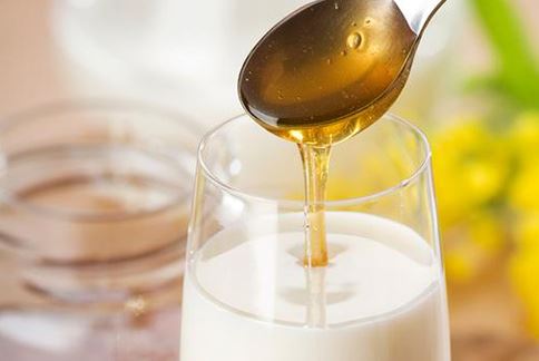 溫牛奶可以幫助安定情緒、加上甜甜的蜂蜜更能幫助吸收。（圖片／取材自LiveStrong網站）