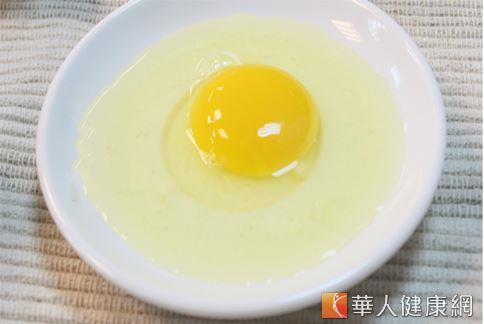 新鮮的蛋呈固態，蛋黃、蛋白、蛋清三層分明。（攝影／賴羿舟）