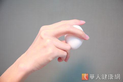檢視蛋品可用手搖一搖，不新鮮的蛋品可明顯感覺蛋黃的晃動感。（攝影／賴羿舟）