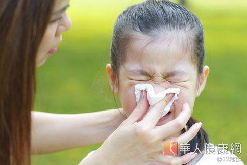 近日早晚溫差大，過敏性鼻炎幼童大幅增多，讓家長很傷腦筋。