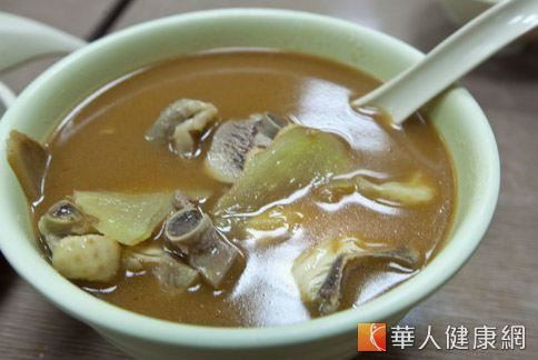 中醫認為，麻油雞湯很腥燥熱，感冒或有慢性病，不可以吃。（照片／華人健康網資料）