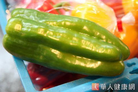 青椒的表面色澤如果不夠翠綠，有可能表示放置太久。（攝影／江旻駿）