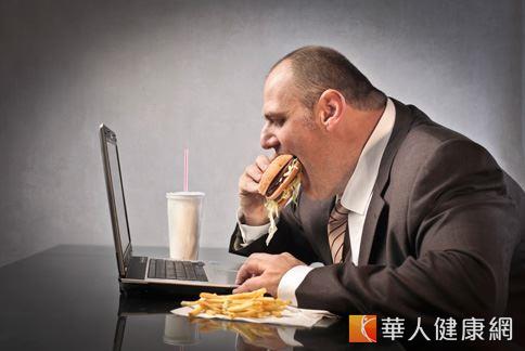 許多上班族三餐在外且缺乏運動，體內長期囤積油脂，形成肥胖和高血脂症。