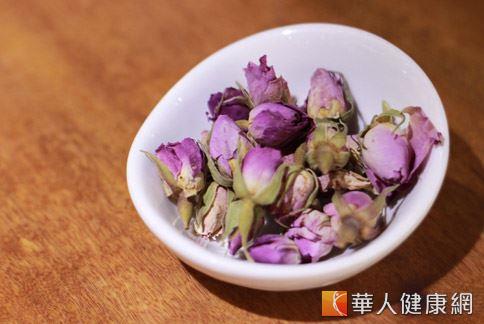 玫瑰花具有疏肝理氣的作用，和烏梅一起泡茶喝，適合做為春季養肝、減重之茶飲。