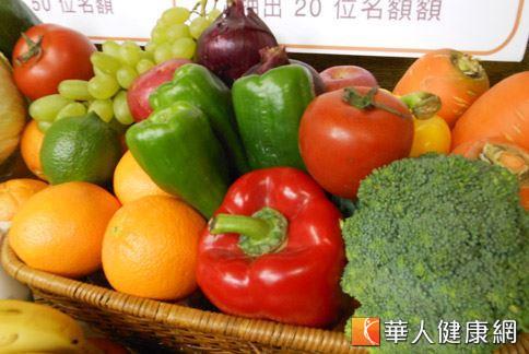 台灣癌症基金會提倡天天彩虹蔬果579，鼓勵民眾每天攝取足夠的膳食纖維，有助於遠離癌症的威脅（攝影／駱慧雯）