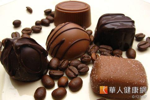 研究發現黑巧克力中的多酚類可增加胃部益生菌，同時還有預防心血管動脈硬化的好處。