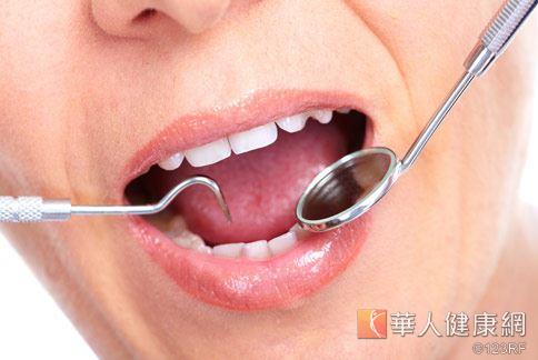 民眾刷牙只做「表面」，導致易暗藏牙菌斑的牙縫，恐成「萬年刷不到」的口腔細菌溫床。