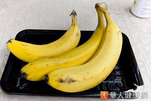 中醫認為更年期後婦女應多攝取「黃色食物」，如香蕉可增荷爾蒙分泌。（照片／華人健康網資料圖片）