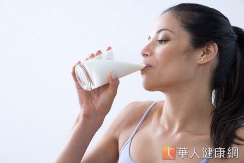 鮮奶含有鈣質、鎂、色胺酸等營養成分，適量補充是緩解和預防經前症候群的天然療法。