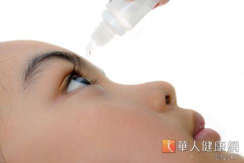 眼睛「鬧水荒」使用眼藥水要注意，避免使用不明眼藥水，造成眼睛出現?疹病毒併發細菌感染的狀況。