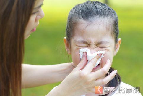 花粉熱為一種過敏性疾病，常見鼻塞流鼻水、打噴嚏等過敏症狀。