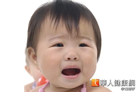 放任寶寶哭到停是好方法？美國教育心理學者釋出疑義，認為孩子內心壓力在得不到爸媽的安撫下無法緩解，反而不利身心健康。