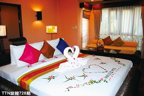 马娜渡假酒店客房布置温馨漫,床铺以毛巾摺成迎宾天鹅.