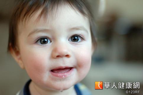 寶寶便便呈現綠色的原因有很多種，原因之一可能是母奶中含有太多鐵質所致。