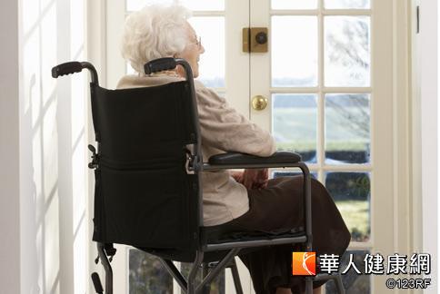 老人骨折後，在治療過程都會影響生活品質，甚至必需坐輪椅，預防重於治療的觀念很重要。