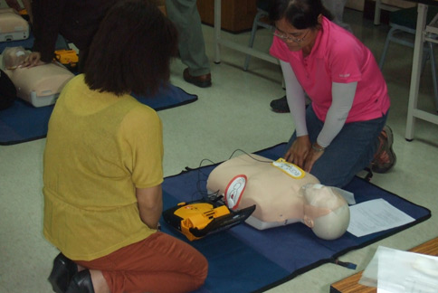 高雄市政府衛生局積極推廣傻瓜電擊AED急救，希望能降低到院前死亡遺憾。（圖片提供／高雄市衛生局）