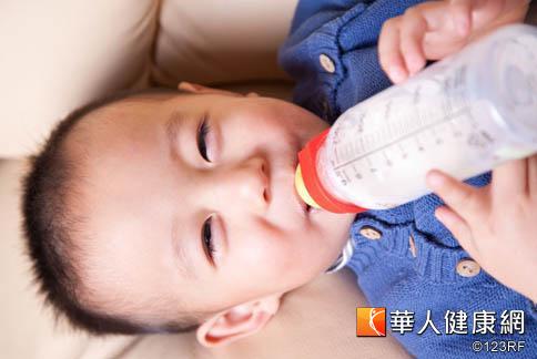 媽媽餵寶寶喝奶不僅要保持清醒，餵奶之後也應該注意安全守則。