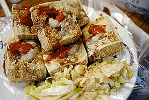 台灣美食臭豆腐榮登德國美食雜誌評為「憋氣美食」，但民眾在食用時仍需注意其高鹽高熱量，適度減少份量。（圖片取材自／維基百科）